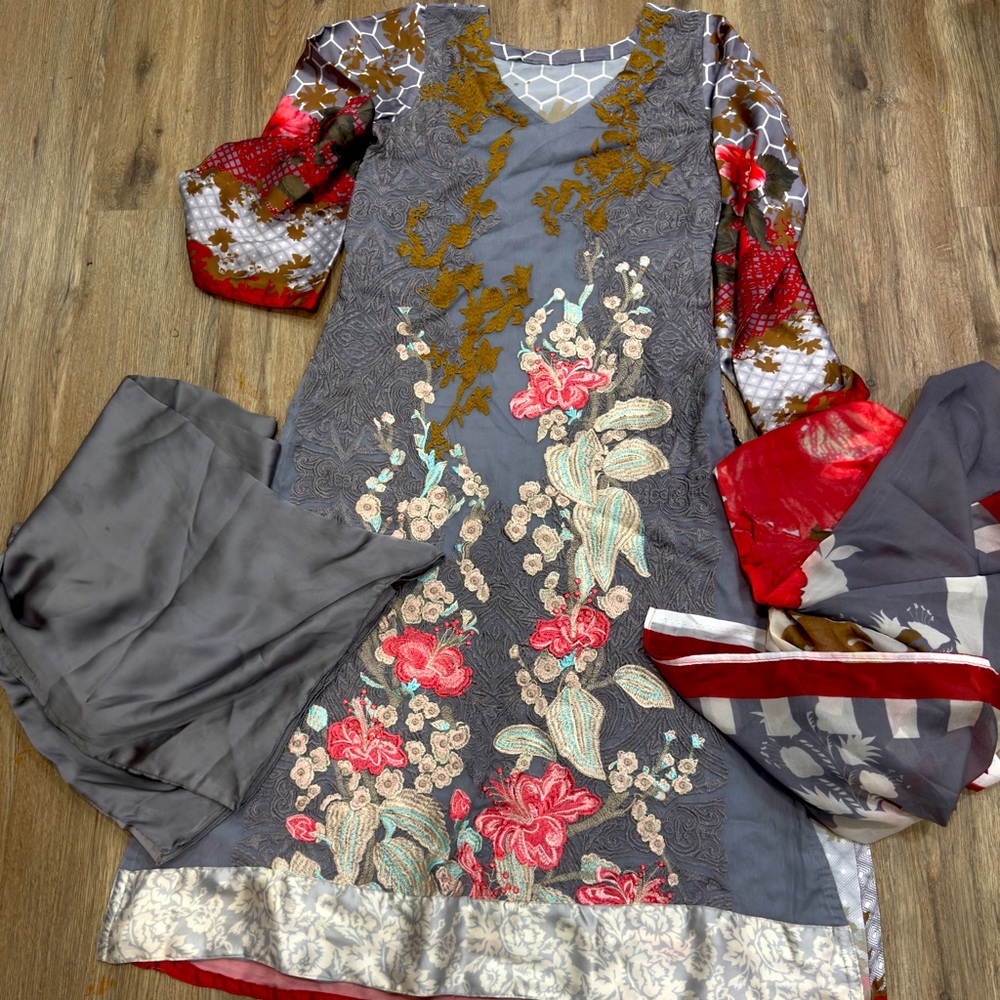Pakistani three piece kameez in grey printed silk fabric. Sana safinaz
